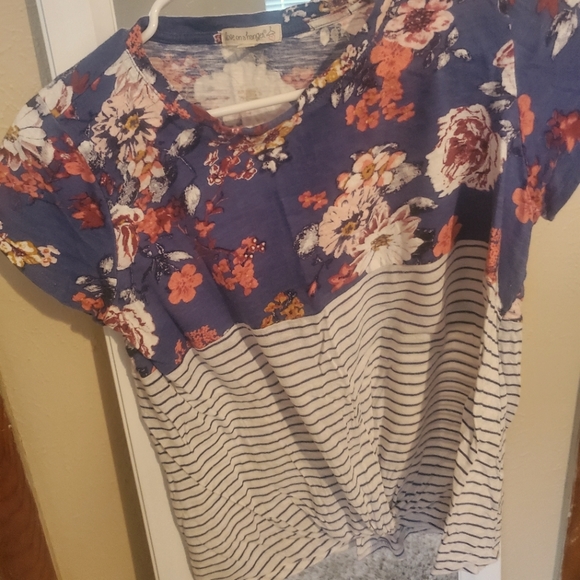 Home on a Hanger Tops - Blue & Wht Floral Top Sz M